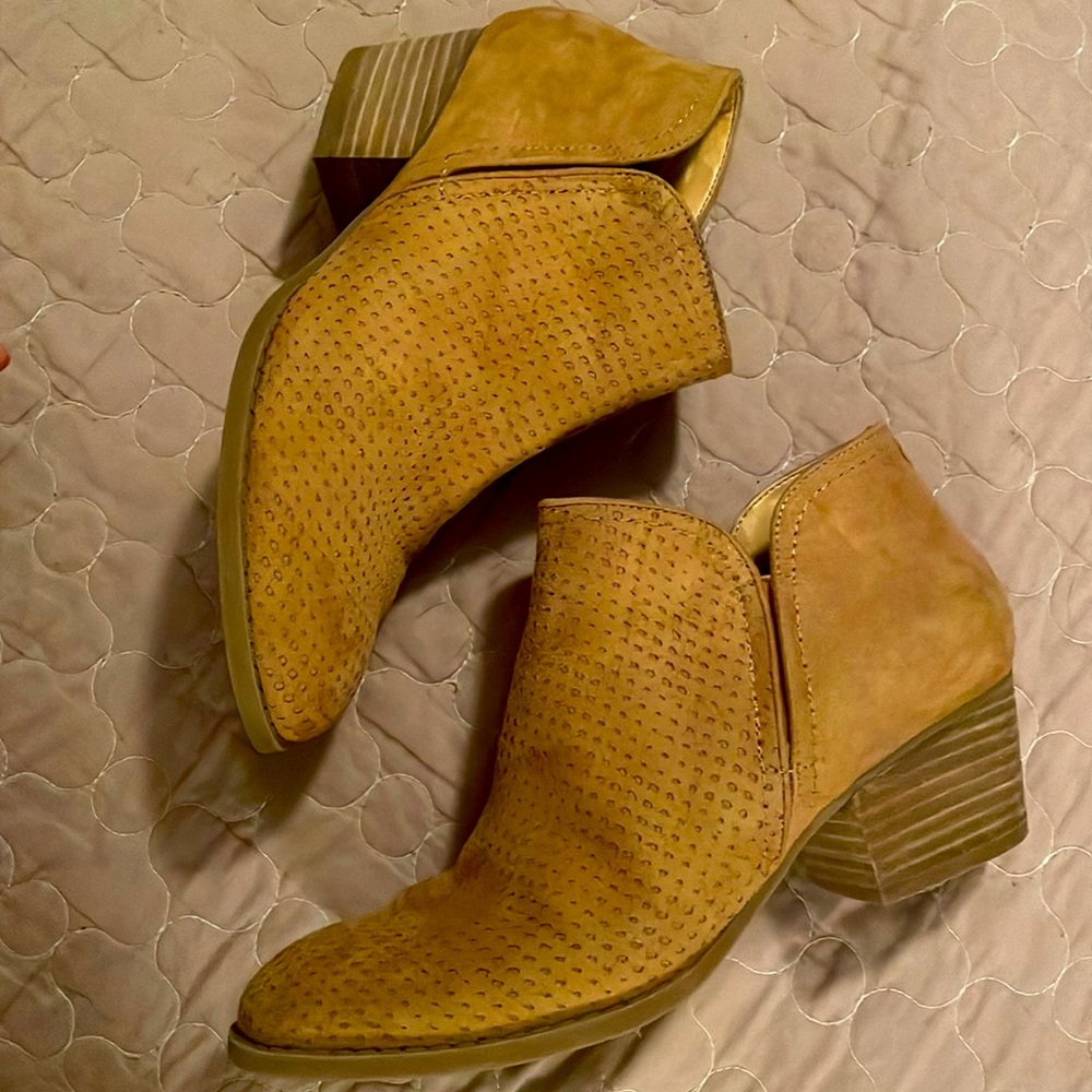 Fergie Bianca ankle boots